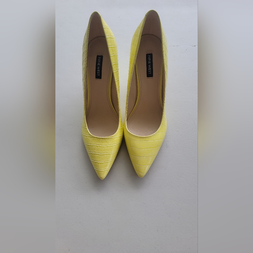 Ladies light yellow pumps